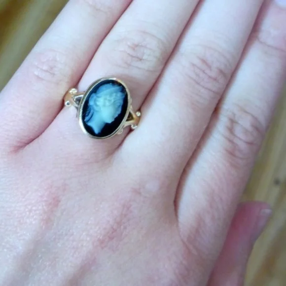 14K Antique Victorian 1880s Hand Carved Onyx Cameo Ring - Picture 3 of 3